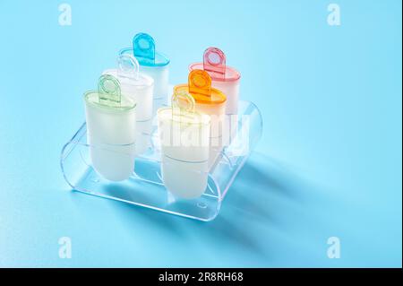 Eiscreme-Formen aus Kunststoff stehen auf dem plexiglasständer Stockfoto