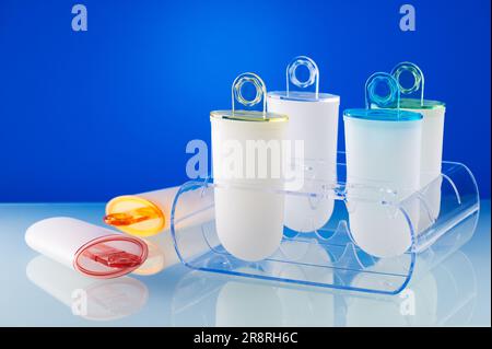 Eiscreme-Formen aus Kunststoff stehen auf einem Plexiglasständer Stockfoto