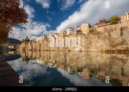 Häuser mit Balkonen im historischen Stadtteil Tiflis. Georgien. Abendliche Aussicht. Wunderschöne Altstadt bei Sonnenuntergang. Stockfoto