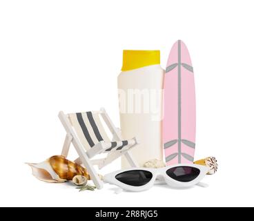 Kreative Komposition mit Mini-Surfbrett, Liegestuhl, Sonnenbrille und einer Flasche Sonnencreme auf weißem Hintergrund Stockfoto