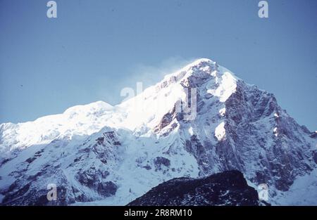 Blick auf die Berge in Nepal aus dem Jahr 1977 und Bilder des Nepalesischen Nashorns. Stockfoto