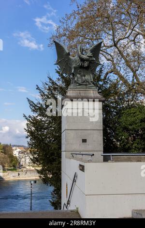 Basiliskische Bronzefigur auf der Wettsteinbrücke in der Stadt Basel, Schweiz. Es wurde 1879 vom Künstler F. Schloeth geschaffen). Stockfoto