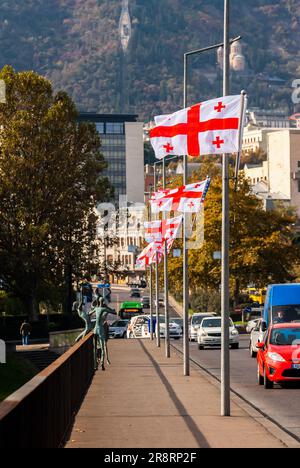 Georgien, Tiflis - 17. November 2020: Georgische Flaggen auf der Brücke. Stockfoto