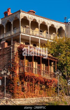 Georgia, Tiflis - 28. November 2020: Häuser mit Balkonen im historischen Stadtteil Tiflis. Georgien. Abendliche Aussicht. Wunderschöne Altstadt bei Sonnenuntergang. Stockfoto