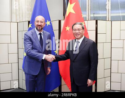 Paris, Frankreich. 22. Juni 2023. Der chinesische Ministerpräsident Li Qiang trifft am 22. Juni 2023 in Paris, Frankreich, mit dem Präsidenten des Europäischen Rates Charles Michel zusammen. Kredit: Ding Haitao/Xinhua/Alamy Live News Stockfoto