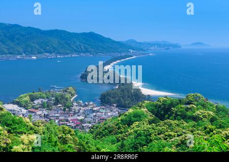 Amanohashidat in frischem Grün Stockfoto