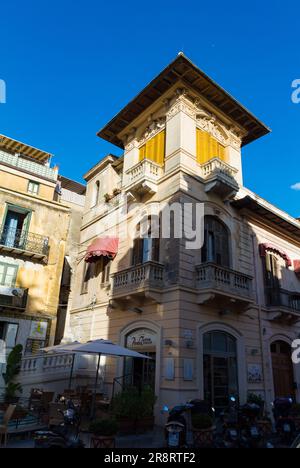 Cefalu, Sizilien, Italien, 10. Juli 2014, Wohngebäude in einer historischen Straße von Cefalu. Stockfoto