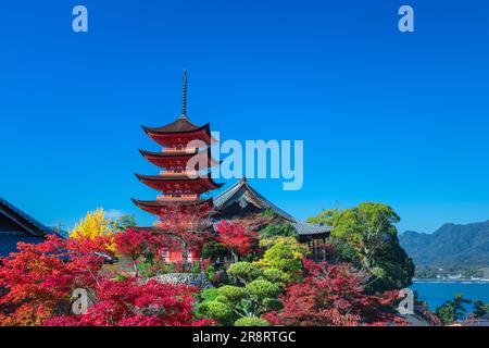 Fünfstöckige Pagode und Senjokaku Hall in Herbstfarben Stockfoto