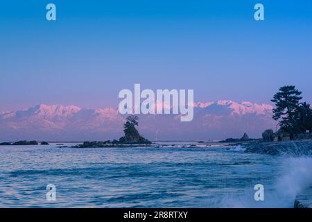 Abendszene der Küste von Amaharashi und der Bergkette Tateyama Stockfoto