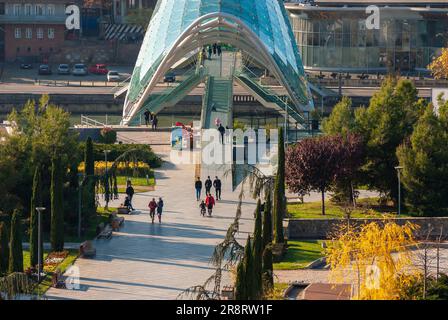 Georgia, Tiflis - 28. November 2020: Menschen gehen im Stadtpark spazieren. Stockfoto