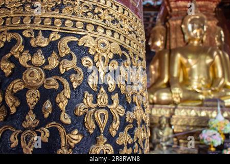 Dekorative Dekoration auf einer Säule in einem buddhistischen Tempel, dem Wat Phumin, Nan, Thailand Stockfoto