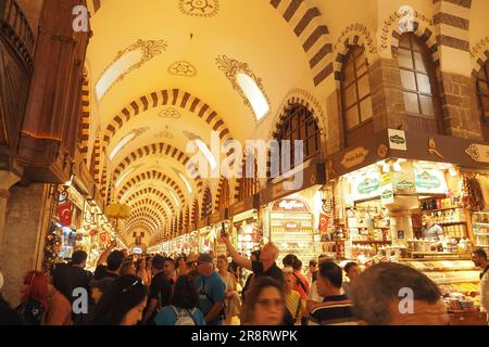 ISTANBUL, TÜRKEI, 12. Mai 2023: Großer Basar in Istanbul, Türkei. Stockfoto