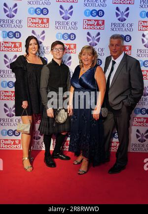 Roseann Gibson (2. rechts) mit Familie kommt für die Pride of Scotland Awards in den Assembly Rooms in Edinburgh an. Foto: Donnerstag, 22. Juni 2023. Stockfoto