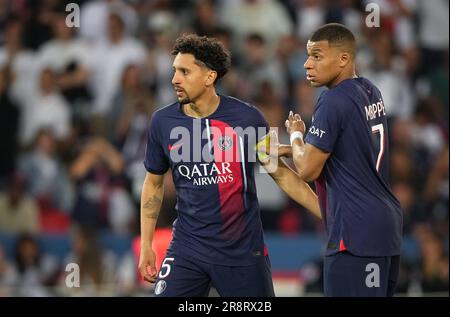 Kylian Mbappe von PSG übergibt das Kapitänsarmband an Marquinhos von PSG während des Spiels Ligue 1 zwischen Paris Saint Germain und Clermont Foot im Parc de Stockfoto