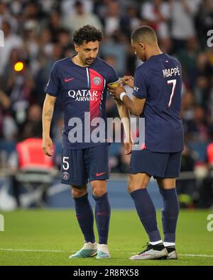 Kylian Mbappe von PSG übergibt das Kapitänsarmband an Marquinhos von PSG während des Spiels Ligue 1 zwischen Paris Saint Germain und Clermont Foot im Parc de Stockfoto