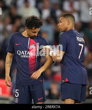 Kylian Mbappe von PSG übergibt das Kapitänsarmband an Marquinhos von PSG während des Spiels Ligue 1 zwischen Paris Saint Germain und Clermont Foot im Parc de Stockfoto