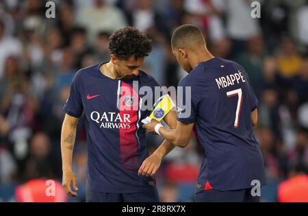 Kylian Mbappe von PSG übergibt das Kapitänsarmband an Marquinhos von PSG während des Spiels Ligue 1 zwischen Paris Saint Germain und Clermont Foot im Parc de Stockfoto