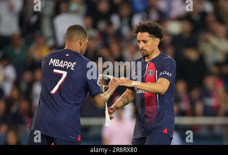 Kylian Mbappe von PSG übergibt das Kapitänsarmband an Marquinhos von PSG während des Spiels Ligue 1 zwischen Paris Saint Germain und Clermont Foot im Parc de Stockfoto