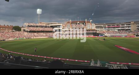 London, Großbritannien. 22. Juni 2023. Ein volles Haus, in dem Surrey gegen Middlesex antritt, im Vitality T20 Blast Cricket Match im Kia Oval. Kredit: David Rowe/Alamy Live News Stockfoto