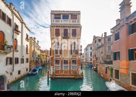 Die Kanäle mit historischen Gebäuden in Venedig, Italien, Europa. Stockfoto