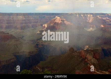 Am späten Nachmittag zieht die Duschwolke durch den Südrand des Grand Canyon, Arizona USA Stockfoto