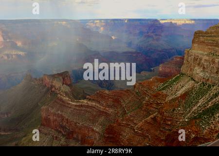 Am späten Nachmittag zieht die Duschwolke durch den Südrand des Grand Canyon, Arizona USA Stockfoto