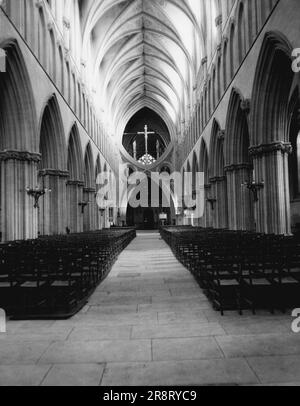 "Das schönste auf Erden" -- das herrliche, wenn auch ziemlich harte Innere von Wells Cathedral, Somerset. Die Bögen im Hintergrund wurden als Stütze für die wichtigsten Piers im 14. Jahrhundert eingeführt, als es schien, dass sie unter dem Gewicht des zentralen Turms einstürzen könnten. 1. Januar 1949. Stockfoto