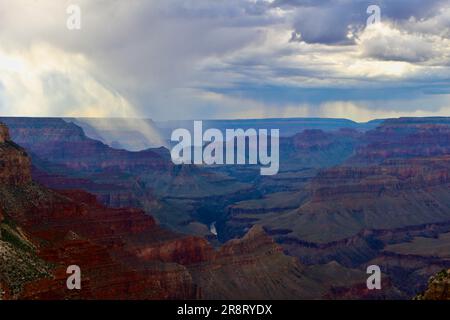 Am späten Nachmittag zieht die Duschwolke durch den Südrand des Grand Canyon, Arizona USA Stockfoto