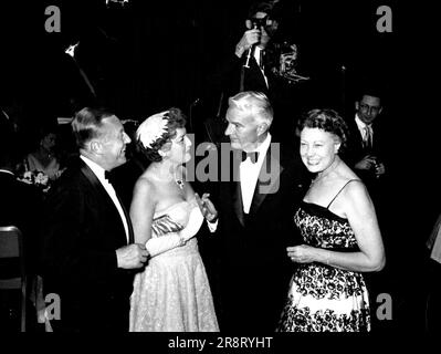 Norman Chandler erhält Glückwünsche von Gene Raymond (links) und Mrs. Raymond (Sängerin Jeanette MacDonald) zu Mrs. Chandlers Wahlkampf. 12. September 1955. (Foto vom Look Magazine). Stockfoto