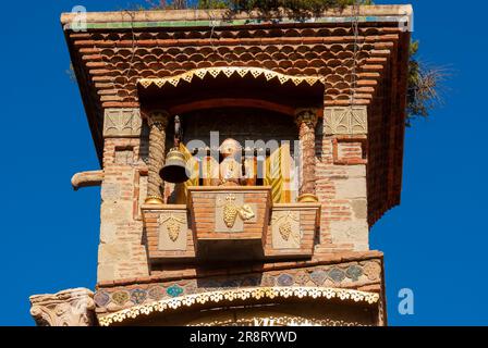 Georgia, Tiflis - 23. Oktober 2020: Rezo Gabriadze Fallturm am Marionette Theaterplatz im Zentrum von Tiflis. Georgien. Europa. Stockfoto