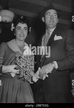Elizabeth Taylor Weds - Elizabeth Taylor und Michael Wilding nach ihrer heutigen Hochzeit. Die Filmschauspielerin Elizabeth Taylor schlüpfte heute (Donnerstag) bei ihrer Hochzeit mit dem Schauspieler Michael Wilding unbemerkt in eine Seitentür in der Caxton Hall, Westminster, London. Hunderte von Menschen warteten vor der Caxton Hall, einige standen auf Geländern, andere auf Fenstervorsprüngen, um einen Blick auf das Paar zu werfen. 21. Februar 1952. (Foto von Reuterphoto). Stockfoto