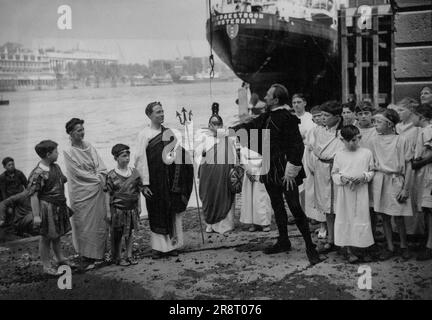 Das Bild zeigt: Shakespeare (C. Francies J. Stanislaw) begrüßt heute Caesar (Thomas Bomen) auf den Stufen der London Bridge. Caesar landet wieder zweitausend Jahre nach seiner ursprünglichen Landung in Großbritannien, Julius Caesar kam heute (Samstag) an der London Bridge an Land. Und dort, um ihn zu begrüßen, waren Shakespeare, Britannie. Und eine Menge antiker Britannien. Der Eroberer, statt dessen D. abgestoßen wurde, wurde wie ein Ehrengast behandelt und von der London Bridge zum George Inn, Southwark, geführt, für eine Aufführung von Shakespeare. 17. Mai 1952. (Foto von Reuterphoto) Stockfoto