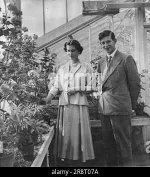 Königliche Hoheit Fliegen heute nach Malaya: Die Herzogin von Kent und ihr Sohn, der sechzehnjährige zweite Herzog von Kent, sind in diesem neuen Bild von Cecil Beaton im Gewächshaus des Hauses der Herzogin Coppins, Iver, Buckinghamshire zu sehen. Die Herzogin und der Herzog fliegen heute, am 27. September, nach Singapur, um den ersten Besuch eines Kronemissars in den Fernen Osten für 30 Jahre zu beginnen. 26. September 1952. (Foto nach zugehörigem Pressefoto). Stockfoto