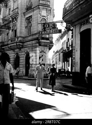 Kuba Gewürze Wrens Reise mit ausländischem Geschmack. Die Flitterwochen erkunden Havannas enge Gassen, die eher der alten als der neuen Welt ähneln, aber eigentlich nur einen 6-stündigen Flug von New York entfernt sind. 18. April 1951. Stockfoto