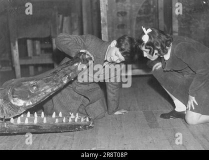 Herzog und Prinzessin sehen „Peter Pan“ - den Herzog von Kent und Prinzessin Alexandra, die sich für den riesigen Monat des Krokodils interessieren. Die Herzogin von Kent nahm den neunjährigen Herzog von Kent und seine Schwester Prinzessin Alexandra mit, um „Peter Pan“ im Stoll Theatre, Kingsway, London, zu sehen. 15. März 1945. Stockfoto