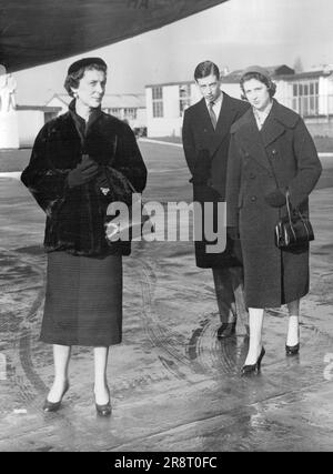 Die königlichen Hochzeitsgäste reisen nach Lissabon -- die Herzogin von Kent mit ihrem Sohn und ihrer Tochter, dem Herzog von Kent und Prinzessin Alexandra, gehen heute (Donnerstag) zu ihrem Flugzeug am Flughafen London. Sie flogen mit dem normalen Bea Viscount-Dienst nach Lissabon, um an der Hochzeit von Prinz Alexander von Jugoslawien und Prinzessin Maria Pia, Tochter von Ex-König Umberto von Italien, teilzunehmen. 10. Februar 1955. (Foto von Reuterphoto). Stockfoto