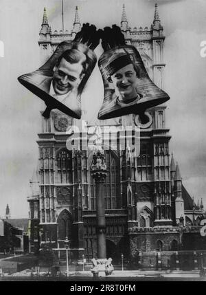Donnerstags königliche Hochzeit - die Augen der Welt richten sich nach London, wo am Donnerstag, den 29. November, die Hochzeit zwischen dem Herzog von Kent und Prinzessin Marina von Griechenland stattfindet. Westminster Abbey ist natürlich die Kirche, in der die Zeremonie stattfindet, und sie wird hier zusammen mit fröhlichen Hochzeitsglocken gesehen, die das glückliche Paar als Insekt haben. 31. Dezember 1934. (Foto von Keystone). Stockfoto