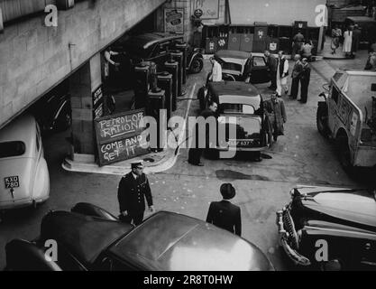 Beeilen Sie sich, um mit Benzin zu tanken -- Eine lange Schlange an Autos wartet am 26. Mai an einer Londoner Zapfsäule, um mit ungereinigtem Benzin zu tanken. Britische Autofahrer, die zehn Jahre lang mit Benzin rationiert wurden, eilten heute im Mai 26 zu den Benzinpumpen, um Kraftstoff zu tanken, nachdem zuvor angekündigt worden war, dass die Rationierung von Benzin aufgrund einer Vereinbarung mit zwei US-amerikanischen Ölgesellschaften eingestellt worden sei. Britische Autofahrer erhalten eine Grundration, die für 90 Meilen pro Monat ausreicht, aber diese sollte ab Juni 1 auf 180 Meilen pro Monat erhöht werden. Der Benzinpreis wurde in Großbritanniens letztem Haushalt erhöht… Stockfoto