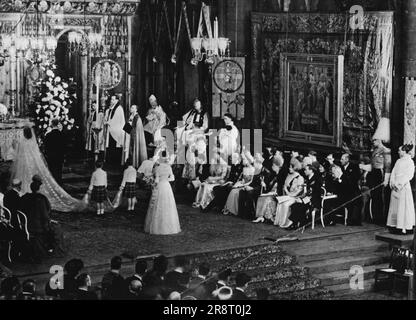 Königliche Hochzeit - die Szene in der Abtei an der Treppe des Altars während der Zeremonie. 20. November 1947. (Foto von London News Agency Photos). Stockfoto