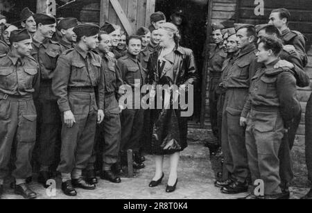 Miss Dorothy Thompson besuchte tschechische Truppen. In Begleitung von Jan Masaryk, dem tschechoslowakischen Außenminister, stattete Dorothy Thompson einer tschechoslowakischen Brigade in Großbritannien einen Besuch ab, als sie mit der ***** sprach . 13. November 1941. (Foto: Offizielles britisches Foto). Stockfoto