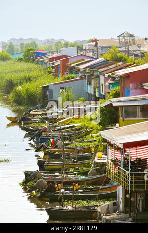 Bandar Anzali, Iran - 10. juni 2022: Wunderschöne farbenfrohe iranische Häuser entlang der Feuchtgebiete in Bandar Anzali, touristenattraktion an der kaspischen Küste. Stockfoto