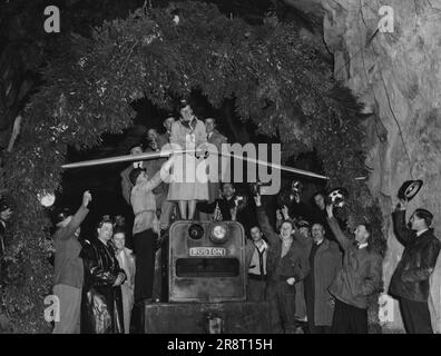 Mrs. W. Hudson schneidet das Band, das den Guthega-Munyang-Tunnel offiziell öffnete. Mrs. Hudson ist die Frau des Commissioner der Snowy Mountains Hydro-Electric Authority. Die Zeremonie fand Freitagabend im Tunnel statt. 11. Mai 1954. Stockfoto