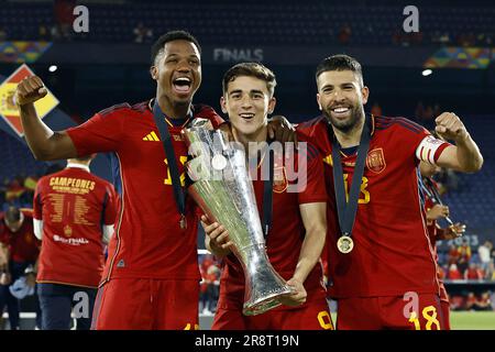 ROTTERDAM - (LR) Ansu Fati von Spanien, Gavi von Spanien, Jordi Alba von Spanien mit der Trophäe der Völkerliga während des Finalspiels der UEFA Nations League zwischen Kroatien und Spanien im Feyenoord Stadion de Kuip am 18. Juni 2023 in Rotterdam, Niederlande. AP | niederländische Höhe | MAURICE AUS STEIN Stockfoto