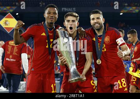 ROTTERDAM - (LR) Ansu Fati von Spanien, Gavi von Spanien, Jordi Alba von Spanien mit der Trophäe der Völkerliga während des Finalspiels der UEFA Nations League zwischen Kroatien und Spanien im Feyenoord Stadion de Kuip am 18. Juni 2023 in Rotterdam, Niederlande. AP | niederländische Höhe | MAURICE AUS STEIN Stockfoto