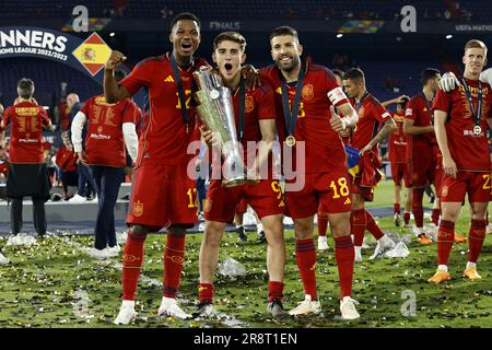 ROTTERDAM - (LR) Ansu Fati von Spanien, Gavi von Spanien, Jordi Alba von Spanien mit der Trophäe der Völkerliga während des Finalspiels der UEFA Nations League zwischen Kroatien und Spanien im Feyenoord Stadion de Kuip am 18. Juni 2023 in Rotterdam, Niederlande. AP | niederländische Höhe | MAURICE AUS STEIN Stockfoto