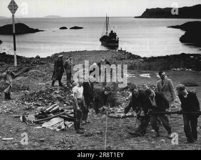 Großbritanniens erste Unterwasser-Telefonverbindung mit Amerika. Oban in Schottland, wo man sieht, wie das transatlantische Kabel an Land gezogen wird, um die erste Unterwasserverbindung zwischen Großbritannien und Amerika zu schmieden. 1. Dezember 1955. (Foto: Offizielles britisches Foto). Stockfoto