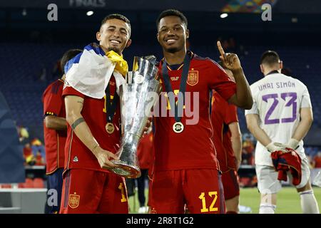 ROTTERDAM - (LR) Spanischer Yeremy Pino, spanischer Ansu Fati mit der Trophäe der Nationenliga während des Finalspiels der UEFA Nations League zwischen Kroatien und Spanien im Feyenoord Stadion de Kuip am 18. Juni 2023 in Rotterdam, Niederlande. AP | niederländische Höhe | MAURICE AUS STEIN Stockfoto