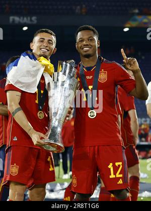 ROTTERDAM - (LR) Spanischer Yeremy Pino, spanischer Ansu Fati mit der Trophäe der Nationenliga während des Finalspiels der UEFA Nations League zwischen Kroatien und Spanien im Feyenoord Stadion de Kuip am 18. Juni 2023 in Rotterdam, Niederlande. AP | niederländische Höhe | MAURICE AUS STEIN Stockfoto