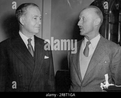 Australian Air Pioneer in London - Captain Patrick Gordon Taylor G.C., M.G., einer der australischen MOS Distinguished Commissioner in London, Sir Thomas White im Australia House, Aldwych, London, heute (Donnerstag). Captain Taylor, Australian Air Communications Pionier, ist in Großbritannien, um ein kurzes Flugboot der Sandringham Bermuda-Klasse zu erhalten, in dem er dieses Jahr eine Reihe von Pacific Air Tourist Kreuzfahrten macht. 1951 als Kapitän eines catalina-Flugboots überquerte Captain Taylor den Südpazifik zum ersten Mal von Sydney nach Valparaiso. Er begann seine Flugkarriere als Kampfflieger in t… Stockfoto