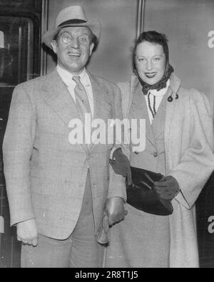 Tauber Und Seine Frau Kommen In London An, Um Den Letzten Film Zu Sehen. Richard Tauber und seine Frau, Diana Napier, bei der Ankunft in Victoria (London) für ihren Besuch in wenigen Stunden. Richard Tauber, der Tenor, und seine Schauspielerfrau Diana Napier brachen ihren Urlaub in der Schweiz ab und kamen für einen Abend nach London, nur um den letzten Film „Pagliacci“ zu sehen, den sie zusammen im Carlton Theatre gedreht haben. Morgen (Donnerstag) fahren sie nach Irland, wo Tauber ein Konzert geben wird. 31. März 1937. Stockfoto